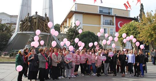 MEME KANSERİNE DİKKAT ÇEKMEK AMACIYLA GÖKYÜZÜNE PEMBE BALON UÇURDULAR