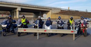 MOTOSİKLETÇİLERDEN BARİYERLİ EYLEM