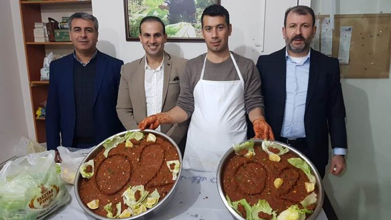 ADIYAMAN’LILAR ÇİĞ KÖFTE YEMEĞİNDE BULUŞTU!