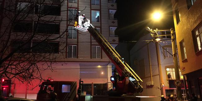 Silivri’de şiddetli rüzgar çatıları uçurdu