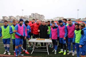 Can Dağaşan sporculara baklavayı elleriyle tattırdı.