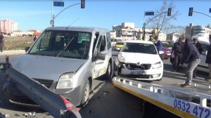 Işık ihlali kaza getirdi 2 yaralı