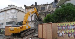 YIKILAN EVLERİNİ BAKLAVA YİYEREK İZLEDİLER