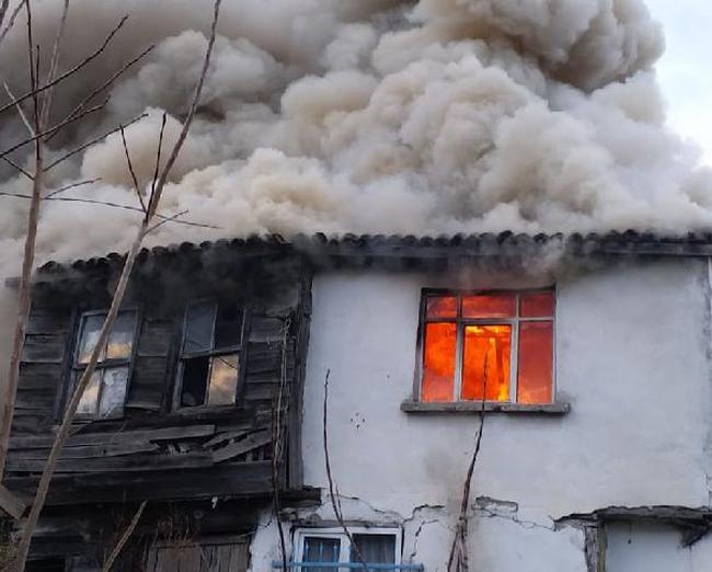 Silivri’de ahşap ev alev alev yandı
