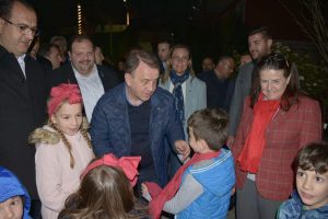 Soğuk Havaya Rağmen Işıklar’ı Beklediler