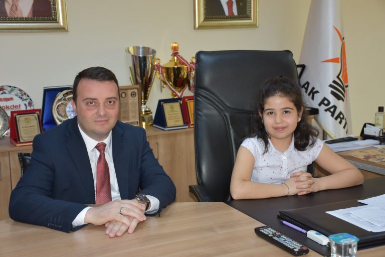 BOZOĞLU KOLTUĞUNU ŞEHİT YAKINI ELİF ŞAHİN’E DEVRETTİ