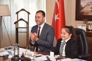 BAŞKAN YILMAZ, KOLTUĞUNU ÇOCUK BAŞKAN’A DEVRETTİ
