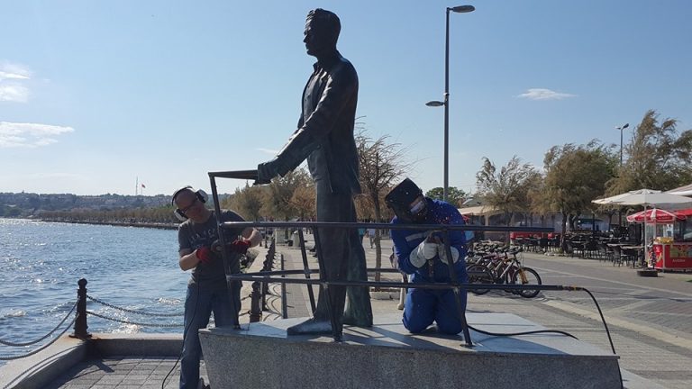 Nazım Hikmet Ran heykeli onarılıyor