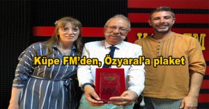 KÜPE FM DEN ÖZYARAL’A PLAKET