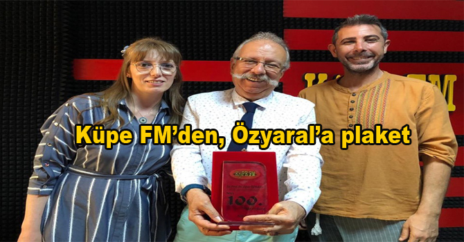 KÜPE FM DEN ÖZYARAL’A PLAKET