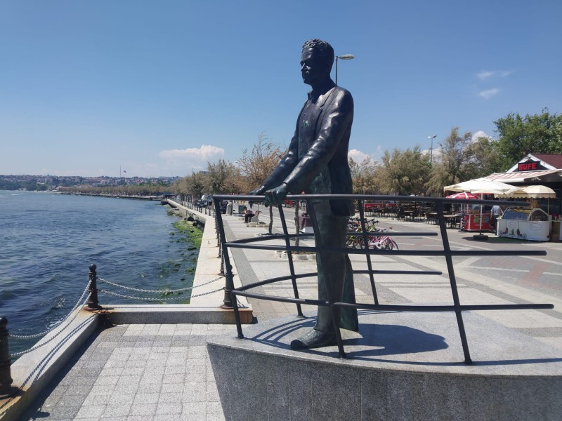 NAZIM HEYKELİ ESKİ HALİNE KAVUŞTU