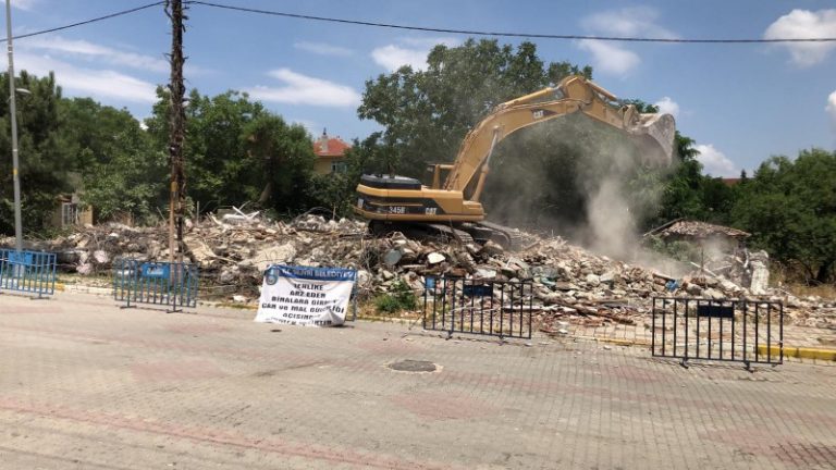 TEHLİKE ARZ EDEN ESKİ SAĞLIK OCAĞI YIKILDI