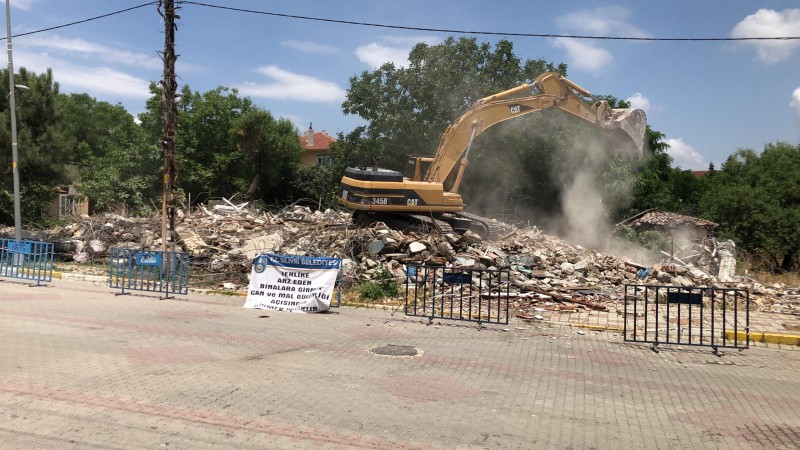 TEHLİKE ARZ EDEN ESKİ SAĞLIK OCAĞI YIKILDI