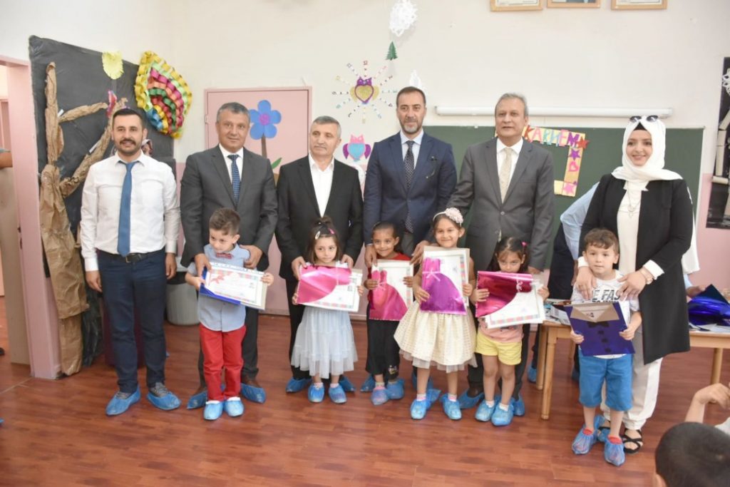 MİNİKLERİN KARNE HEYECANINA ORTAK OLDULAR