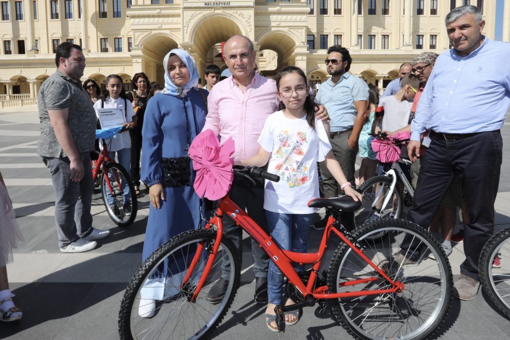 Başarılı öğrencilere 143 adet bisiklet dağıtıldı