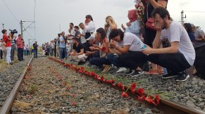 Dualarla ve karanfillerle anıldılar