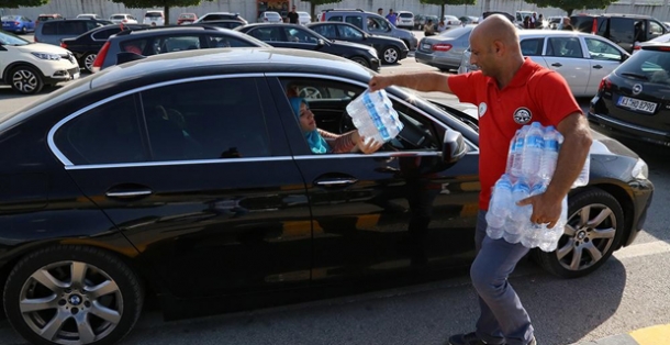 AŞIRI SICAKTA GURBETÇİLERE SU DAĞITILDI