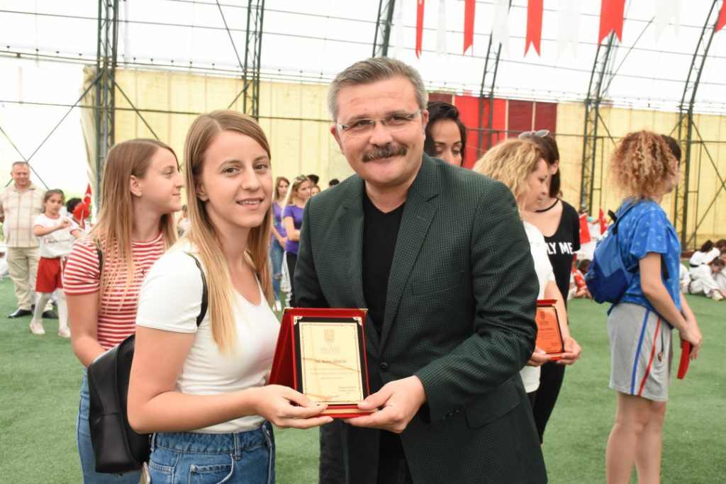 YAZ SPOR OKULLARINA RENKLİ KAPANIŞ