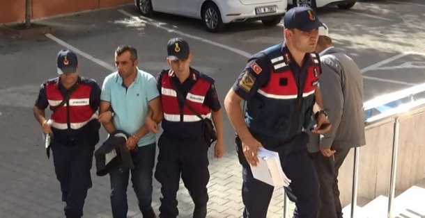 GÖÇMEN KAÇAKÇISI KISKIVRAK YAKALANDI