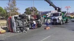 Silivri’de itfaiye aracı devrildi: 3 yaralı