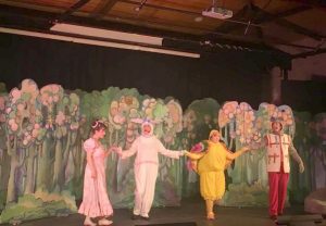 MİNİKLER ALİS’İ ÇOK SEVDİ