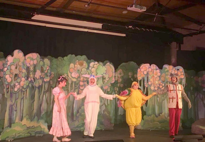 MİNİKLER ALİS’İ ÇOK SEVDİ