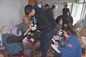 BELEDİYE EKİPLERİNDEN EV EV SAĞLIK TARAMASI