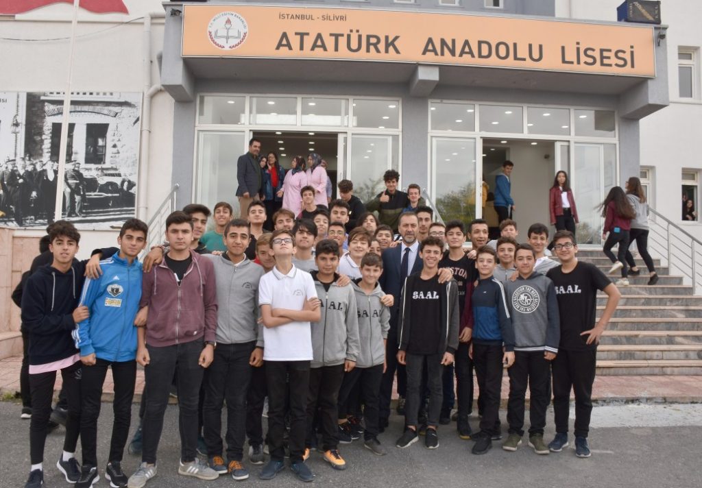 TEMİZLİK YAPAN ÖĞRENCİLERE ÇAT KAPI ZİYARET