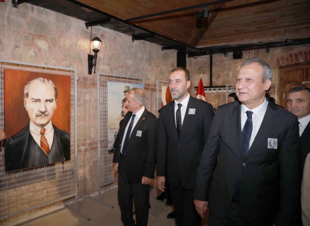 BİRBİRİNDEN GÜZEL ATATÜRK RESİMLERİ BU SERGİDE
