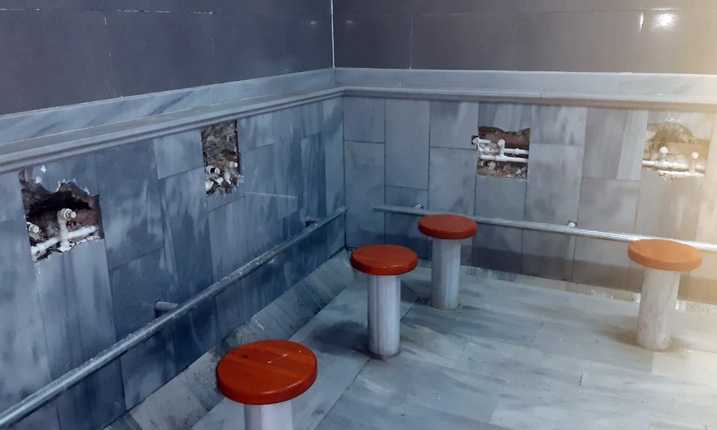 Caminin kameralarını tahrip edip muslukları çaldı