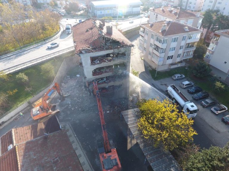 Polis Lojmanları yıkımına başlandı