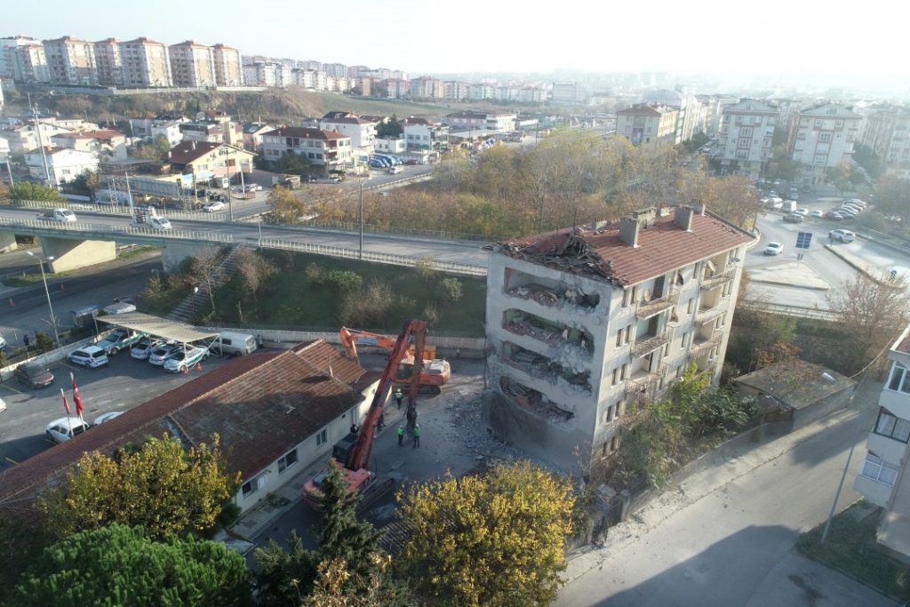 SİLİVRİ’DE ESKİ EMNİYET LOJMANLARI YIKILDI