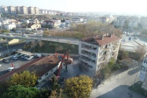 SİLİVRİ’DE ESKİ EMNİYET LOJMANLARI YIKILDI