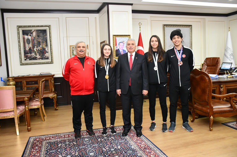 ŞAMPİYONLARDAN VALİ YILDIRIM’A ZİYARET