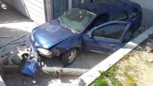 Silivri’de kaza yapan otomobil bahçeye düştü