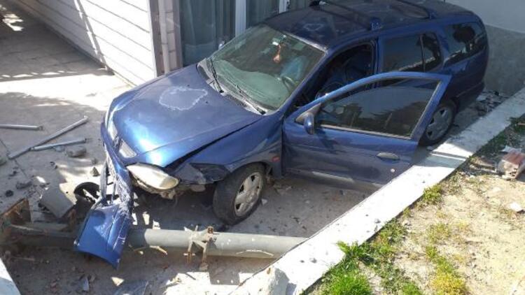 Silivri’de kaza yapan otomobil bahçeye düştü