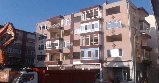 5 katlı 45 yıllık binanın yıkım işlemi gerçekleşti.