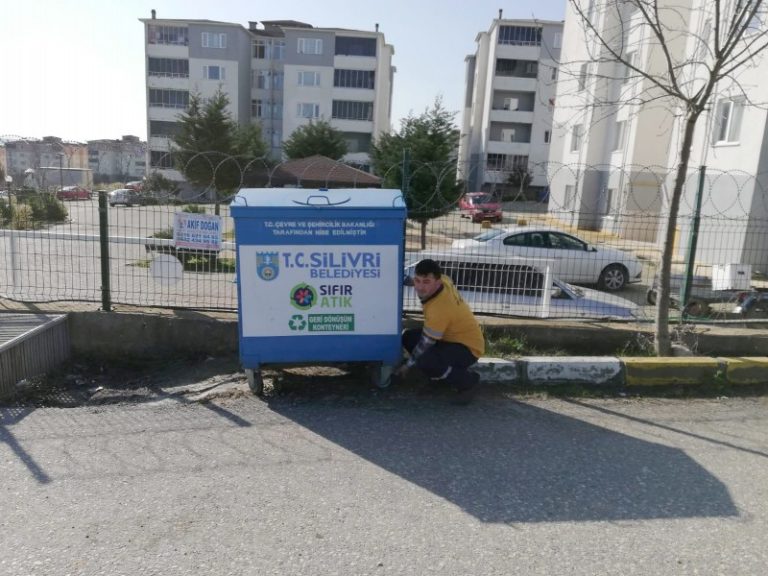 GERİ DÖNÜŞÜM KONTEYNERLERİNİN DAĞITIMI YAPILDI