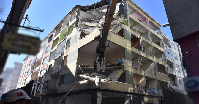 NİL APARTMANI KENTSEL DÖNÜŞÜM KAPSAMINDA YIKILDI