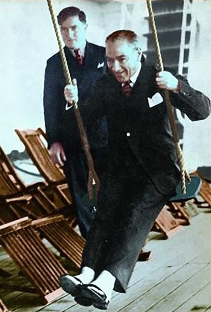 BEYLİKDÜZÜ’NDE ÇOCUKLAR 23 NİSAN’DA HER FOTOĞRAFLA O’NU ANLATACAK