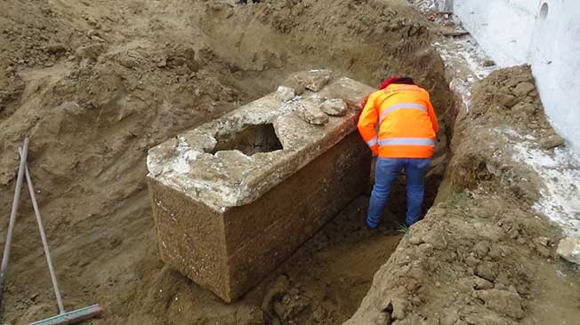 Silivri’de  Roma dönemine ait ‘ LAHİT’ mezar bulundu