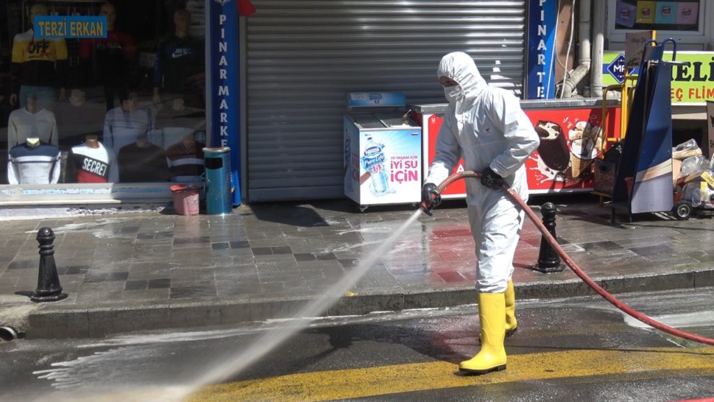 BELEDİYE EKİPLERİ CADDELERİ DEZENFEKTE ETTİ
