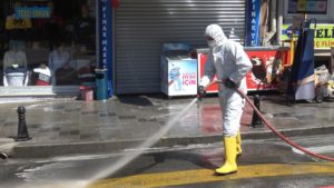 BELEDİYE EKİPLERİ CADDELERİ DEZENFEKTE ETTİ