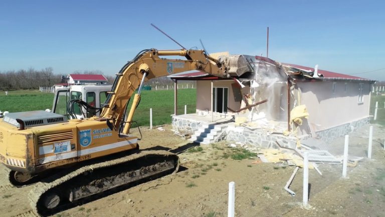 SİLİVRİ BELEDİYESİ 15 ADET KAÇAK YAPIYI YIKTI