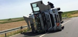 TIR DEVRİLDİ: 2 YARALI