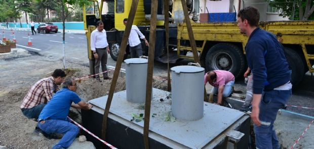 ÇÖP KONTEYNERLERİ YER ALTINA İNİYOR