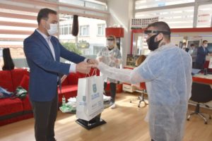 BAŞKAN YILMAZ’DAN KUAFÖR ESNAFINA ÖZEL HEDİYE