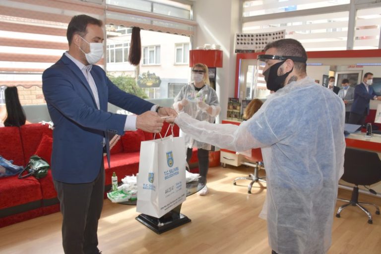 BAŞKAN YILMAZ’DAN KUAFÖR ESNAFINA ÖZEL HEDİYE