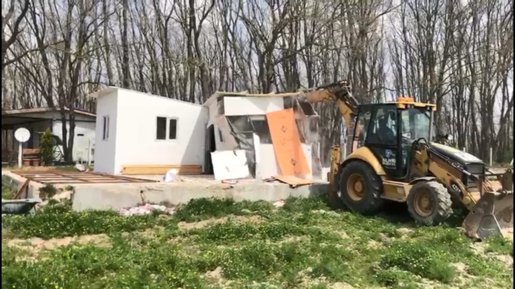 TARIM ARAZİSİNE YAPILAN 8 ADET KAÇAK YAPI YIKILDI