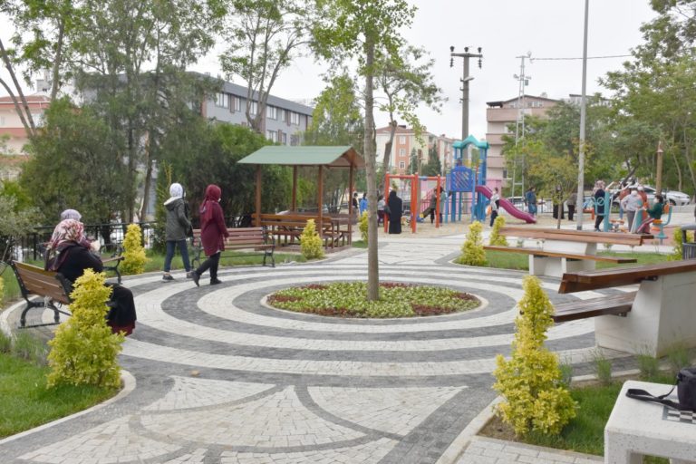 SERÇE SOKAK OYUN PARKI YENİ HALİYLE DİKKAT ÇEKİYOR